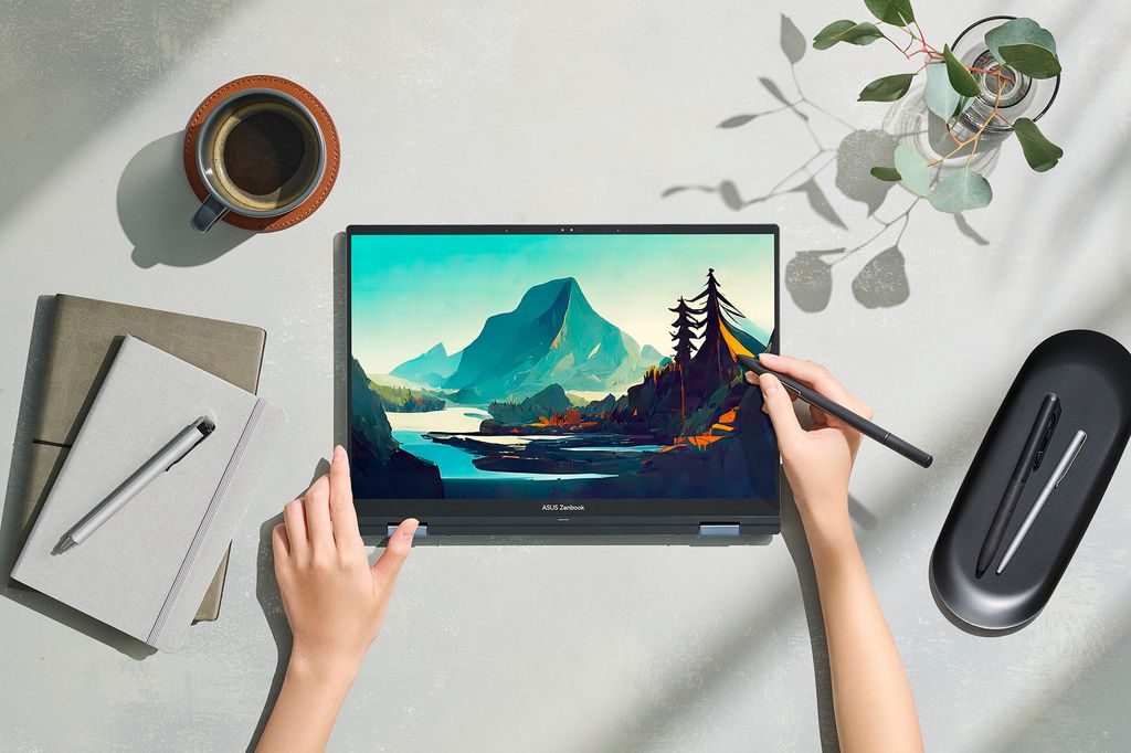 Zenbook 14 Flip OLED具360度轉軸輕鬆切換模式，ASUS Pen觸控筆可供選購，筆觸自然順暢。